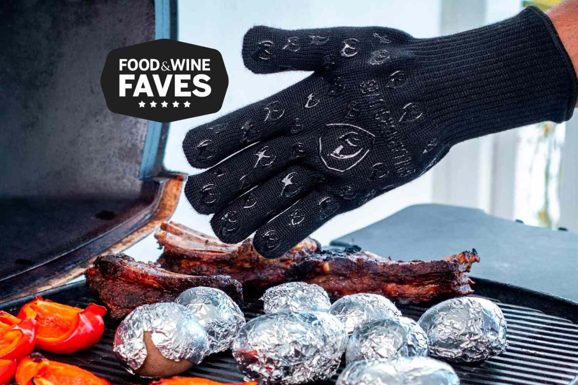 “Warmth and Elegance: A Guide to Choosing the Perfect Pair of Gloves”